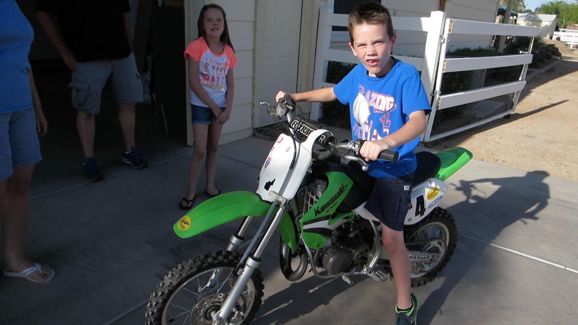 Питбайк с каких лет можно. Мотоцикл для детей. Питбайк детский. Маленький мотоцикл. Мотоцикл для детей 14 лет.